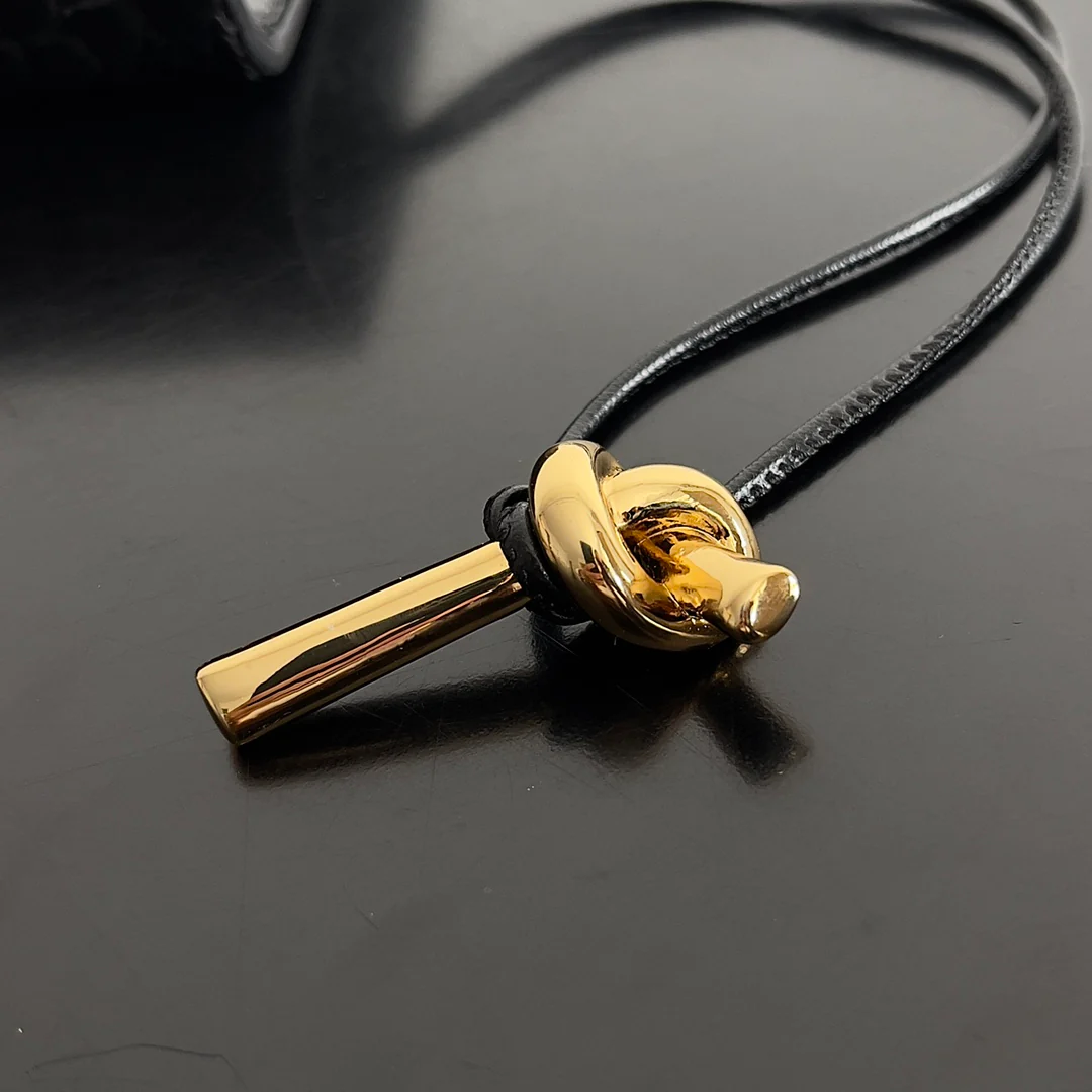 Сумочка-клатч BV с витым краем и рисунком под крокодиловую кожу - черная