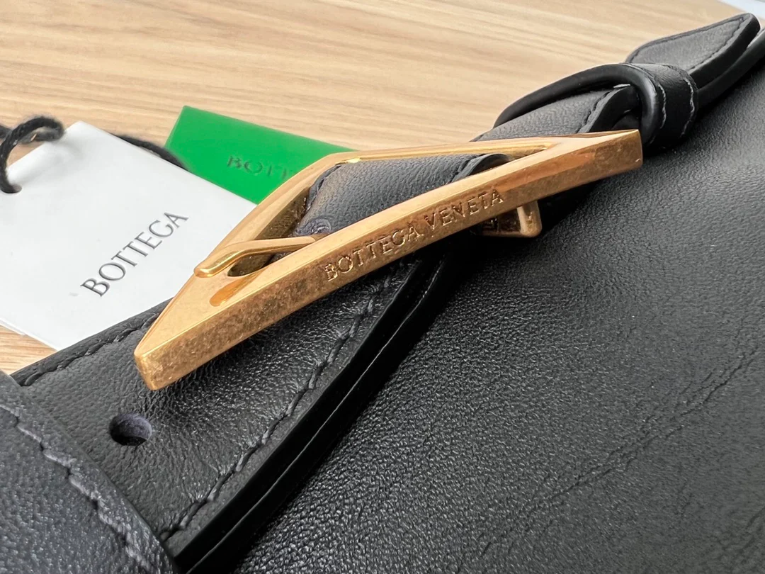 Сумка через плечо BV Cradle Triangle - из коровьей кожи - 22 см (5х30х16 см)