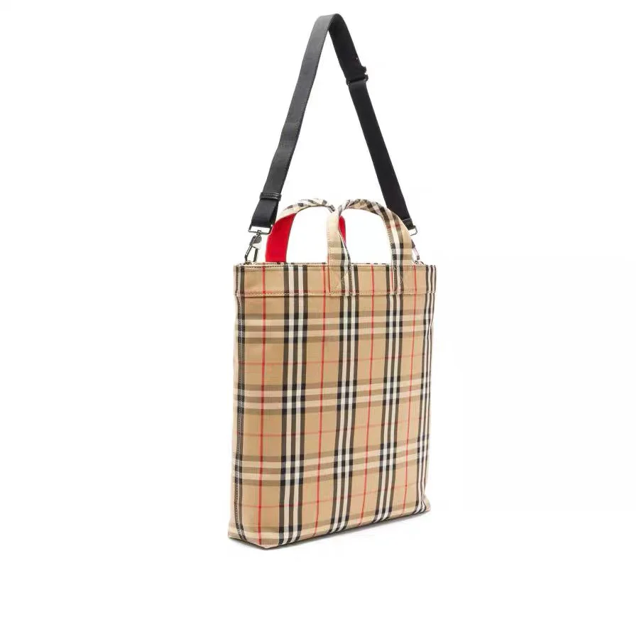 Винтажная полосатая сумка-тоут Burberry — как элемент бодипозитива.