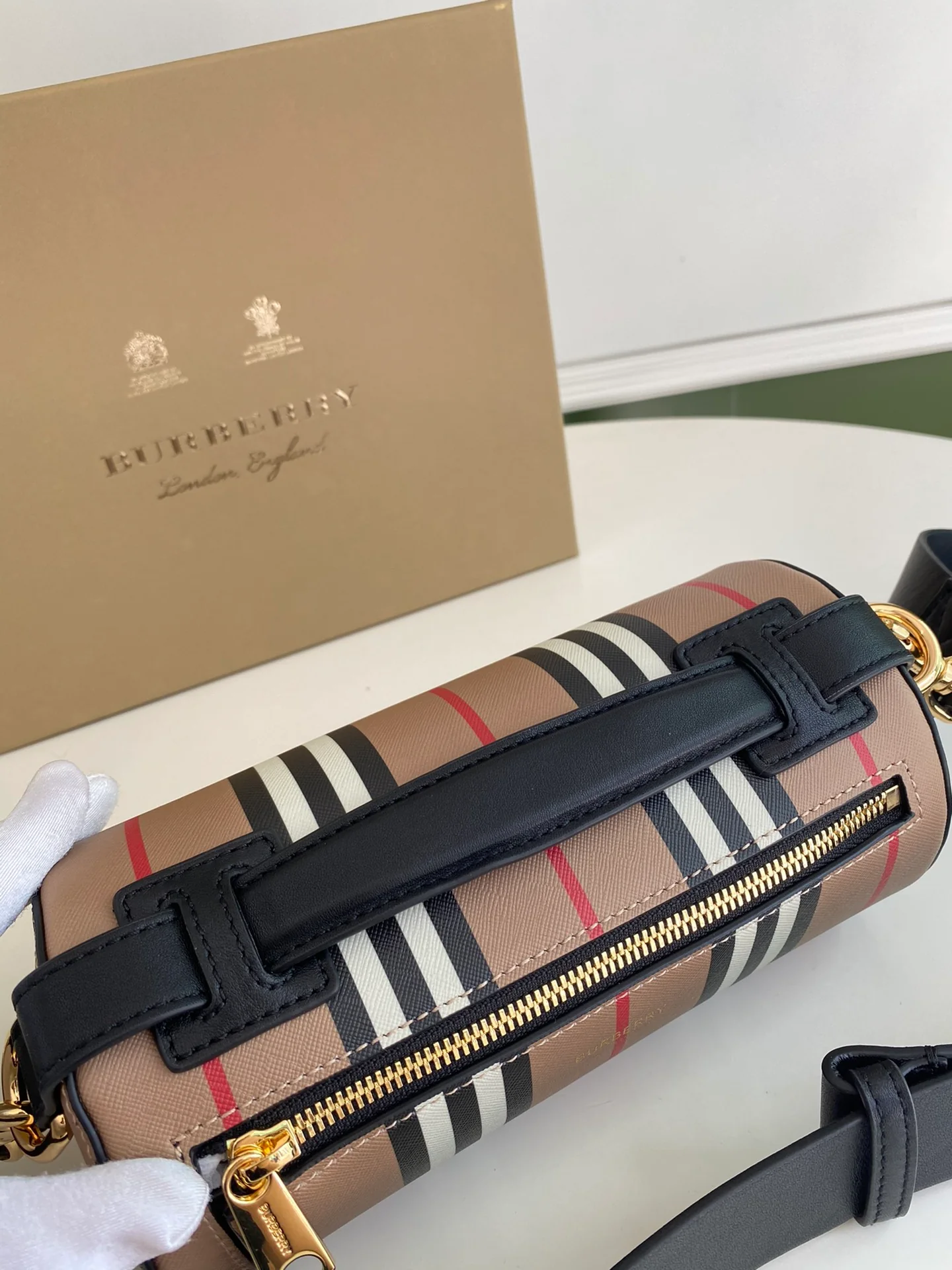 Новинка Burberry 2022 года - Избранные винтажные модели - Цилиндрическая сумка
