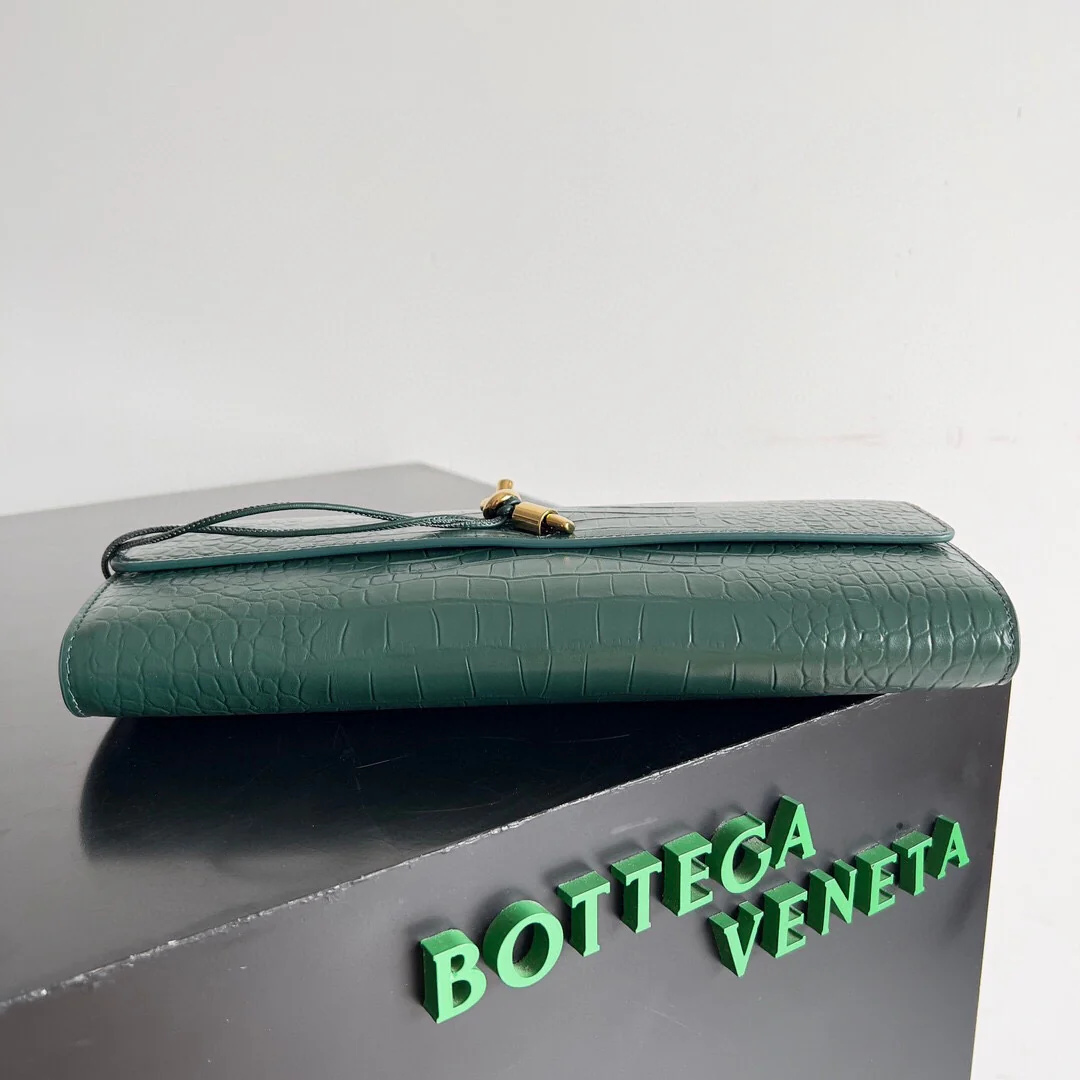 Сумочка-клатч BV с крокодиловым узором и узлом - зеленая