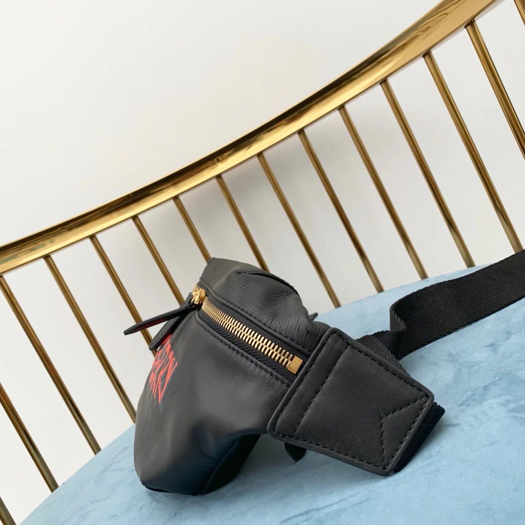 Поясная сумка Burberry из натуральной кожи с граффити