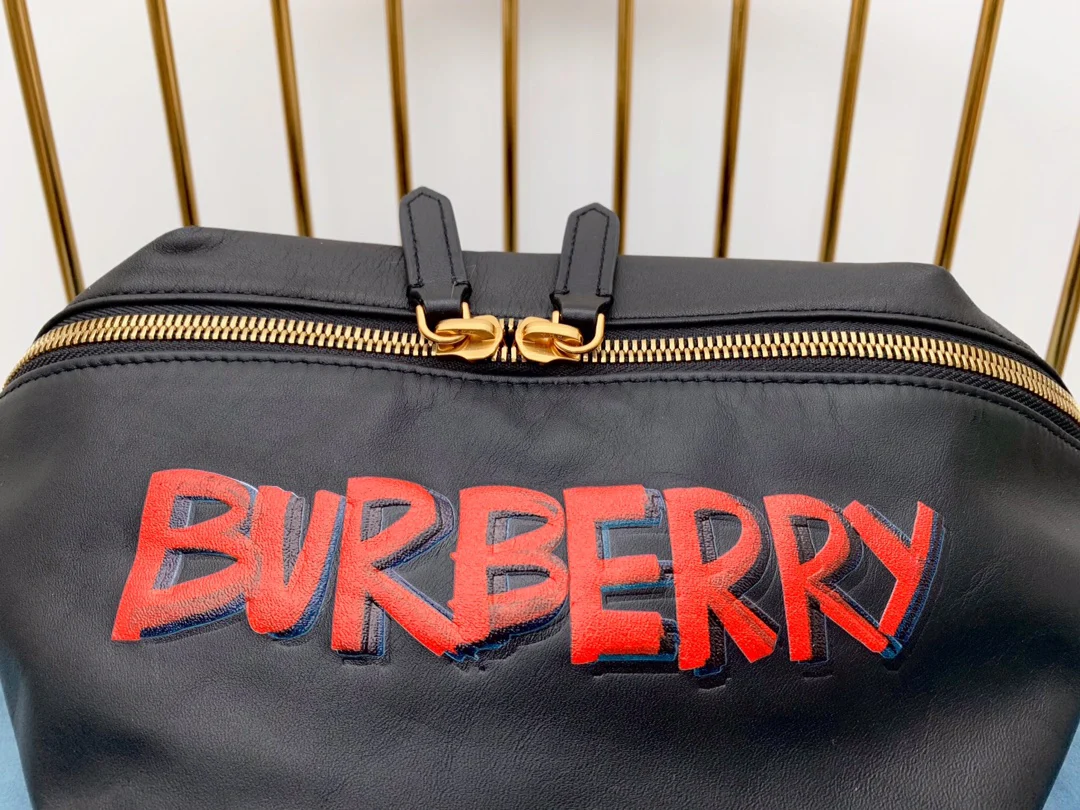 Поясная сумка Burberry из натуральной кожи с граффити