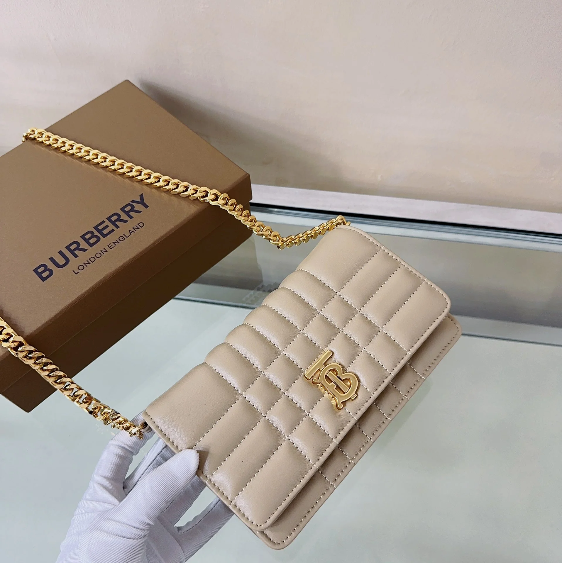 Сумка через плечо Burberry Lola из овечьей кожи, цвет абрикосовый.