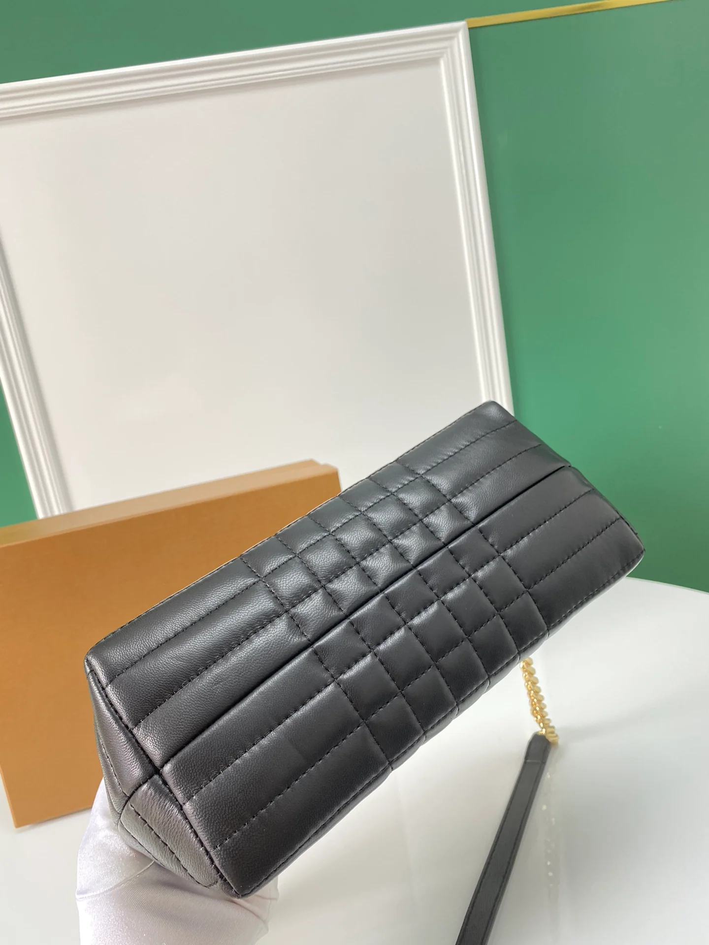 Сумка через плечо Burberry Lola с цепочкой - черная