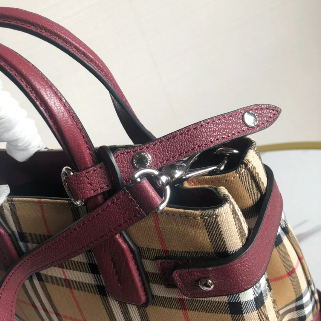 Сумка-тоут Burberry в винтажную клетку, маленькая, бордовая.