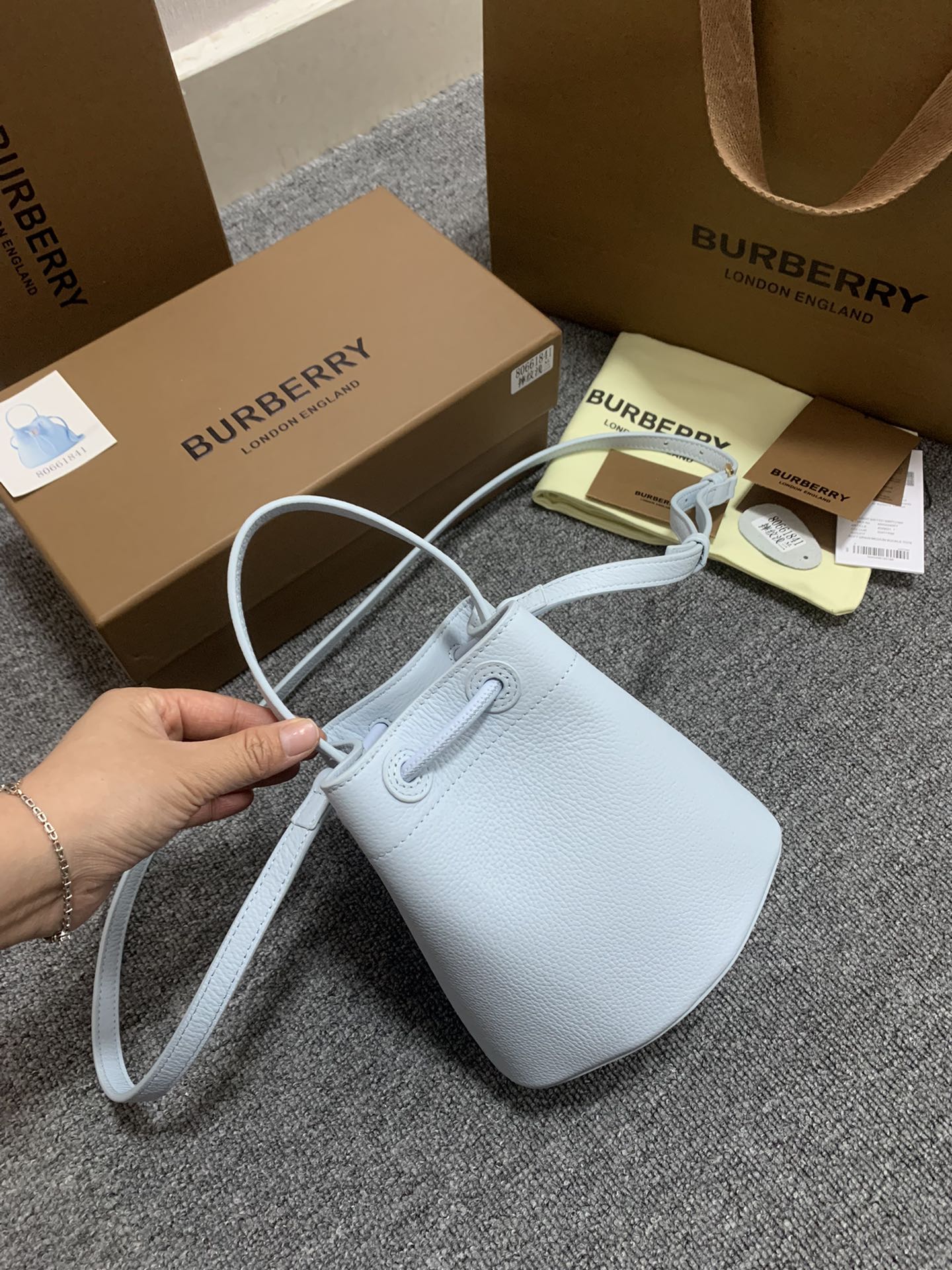 Сумка-ведро Burberry из зернистой кожи, маленькая, светло-голубая.