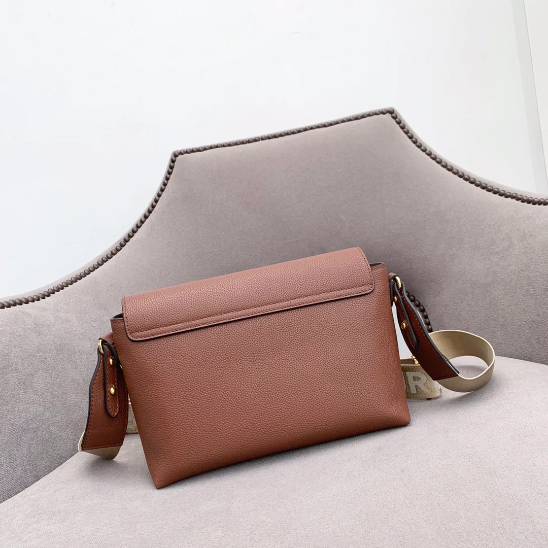 Новинка весны 2022 года от Burberry - сумка через плечо Note - коричневая.