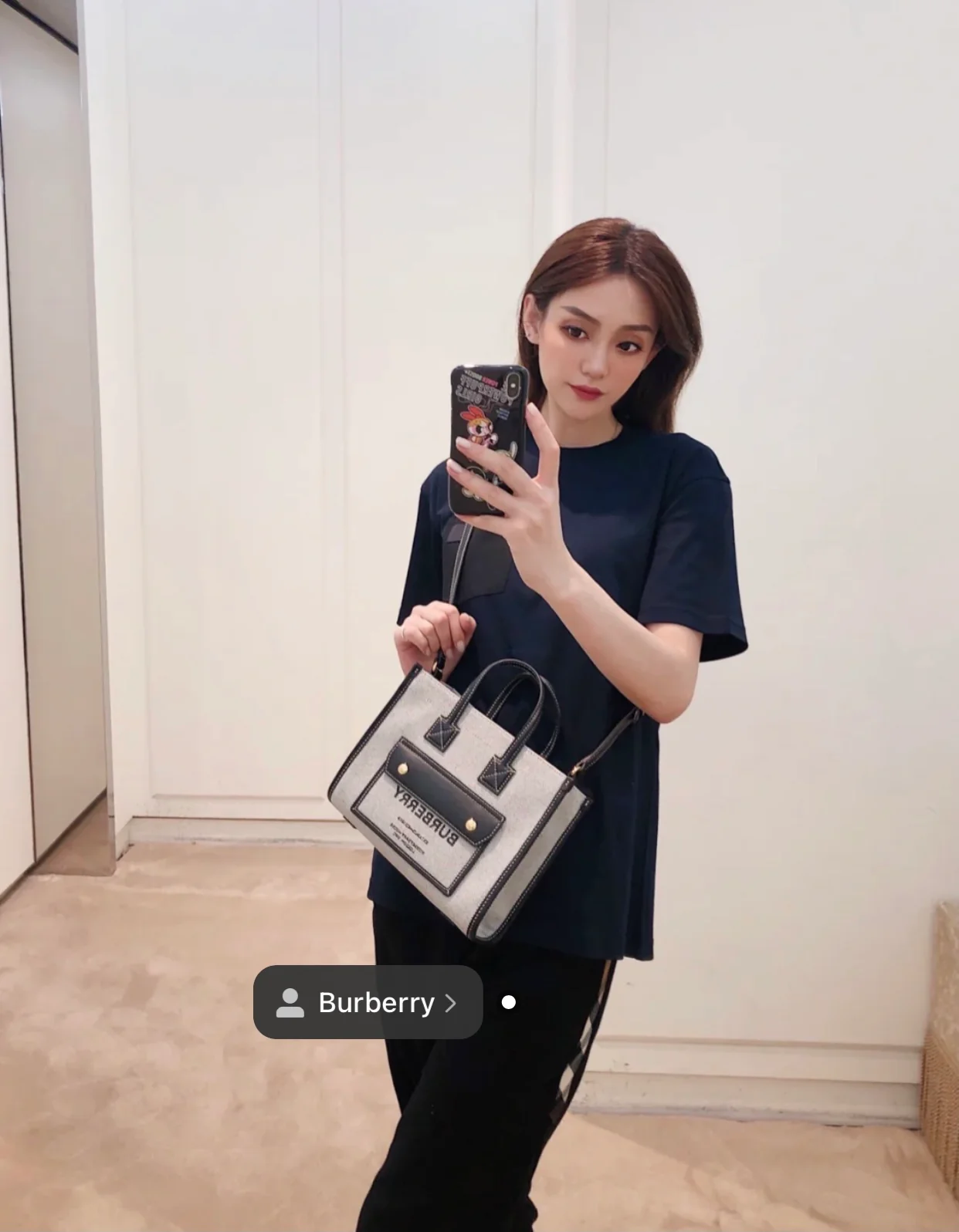 Сумка Burberry Freya — черная — маленькая — фотографии, демонстрирующие ее ношение.