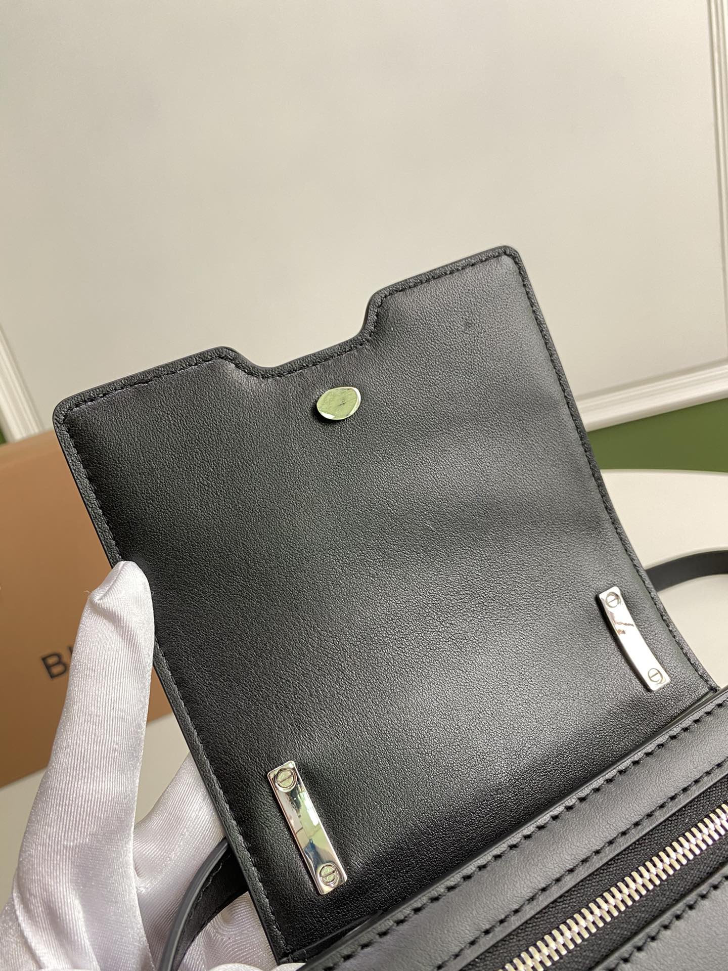 Чехол для телефона Burberry Robin — черный с серебристой фурнитурой.