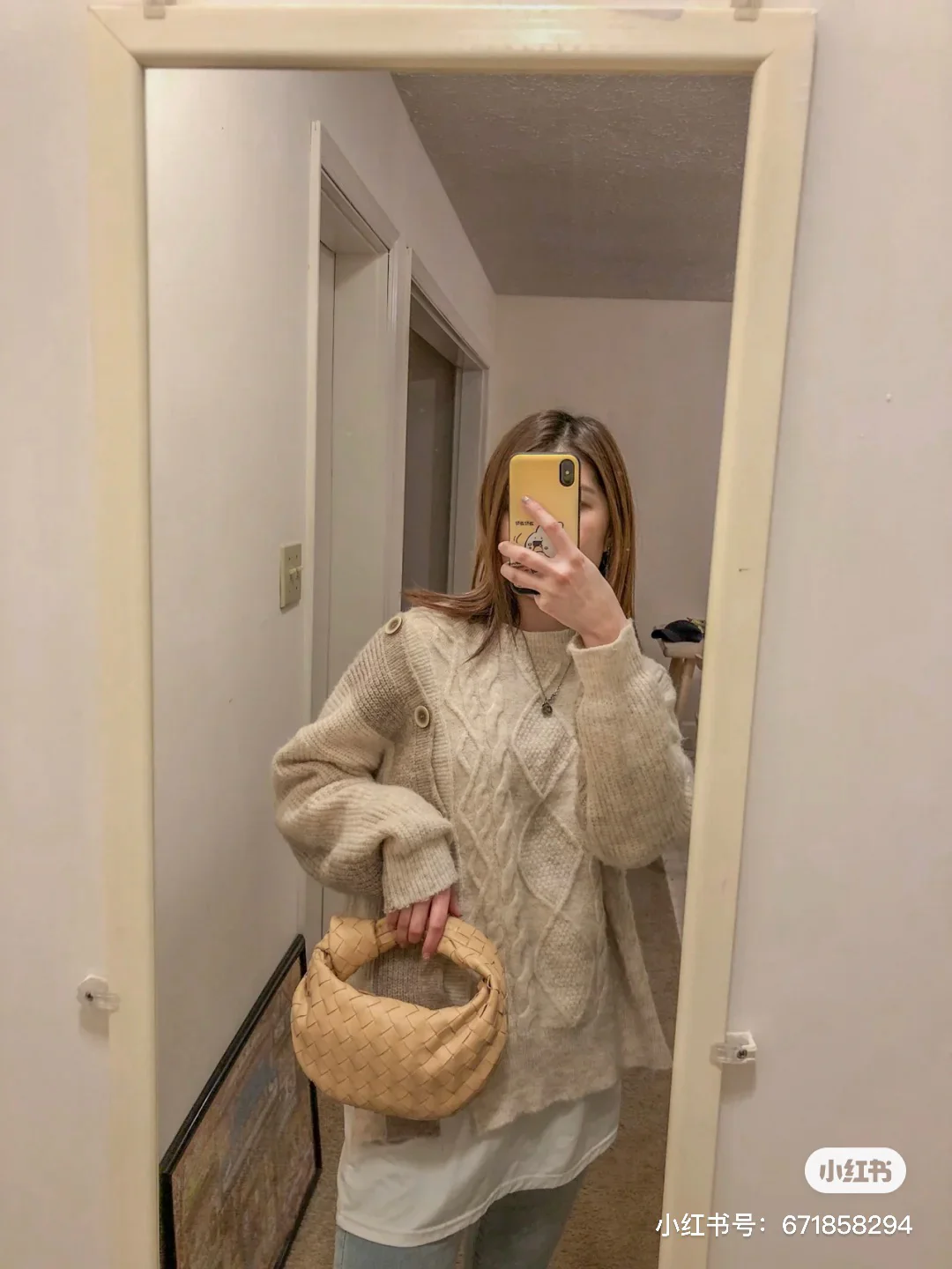 Мини-сумочка BV Mini Jodie в виде круассана — Фотографии в одежде — 3