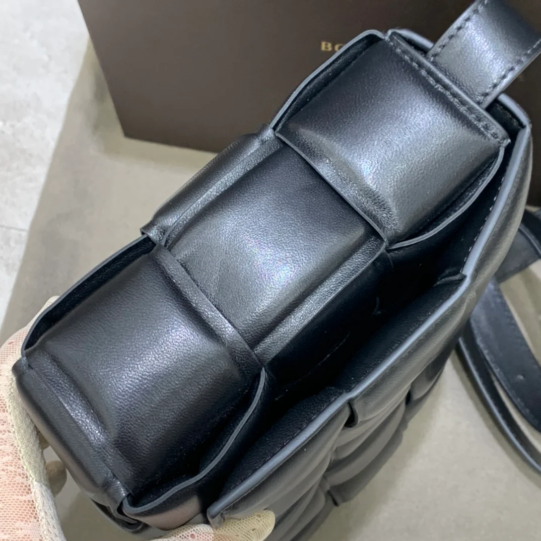 Сумка-мешок для кассет BV из плетеной кожи/подушка/телячья кожа/26х18х8 см/2