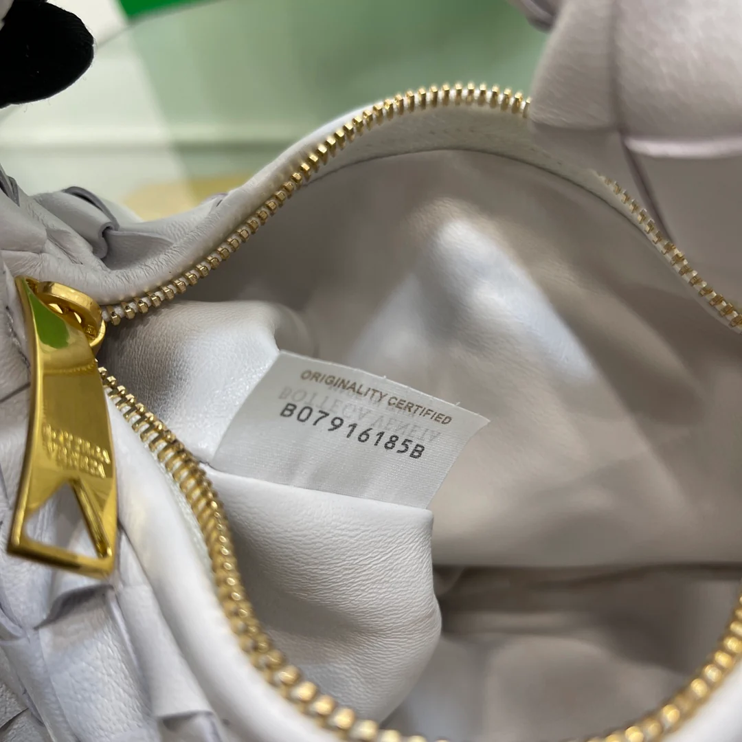 Плетеная круглая сумка-хобо BV Jodie с узлом - размер 27х22х3 см.