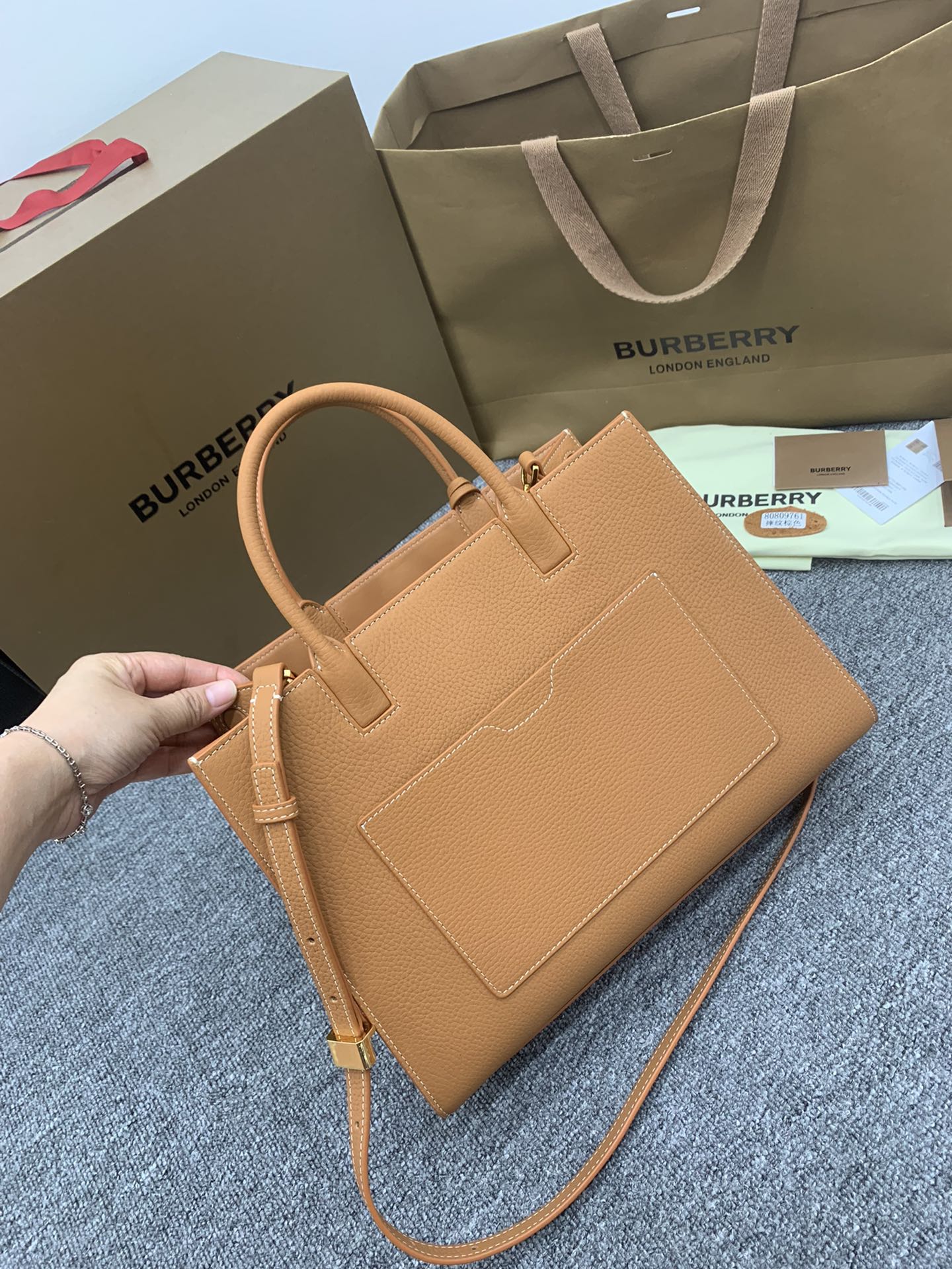 Сумка-тоут Burberry Frances из зернистой кожи, коричневая, 32 см.