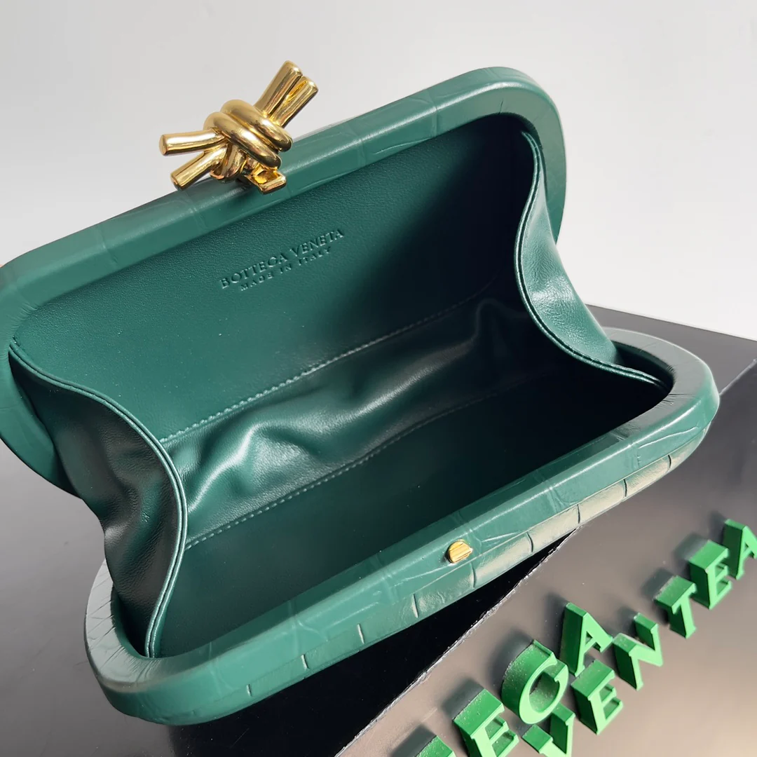 Вечерняя сумочка BV с рисунком под крокодиловую кожу - зеленая