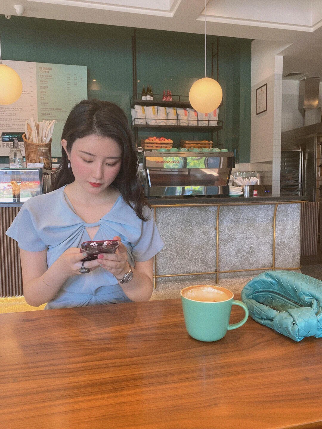 Мини-сумочка BV Mini Jodie в виде круассана — на фото.