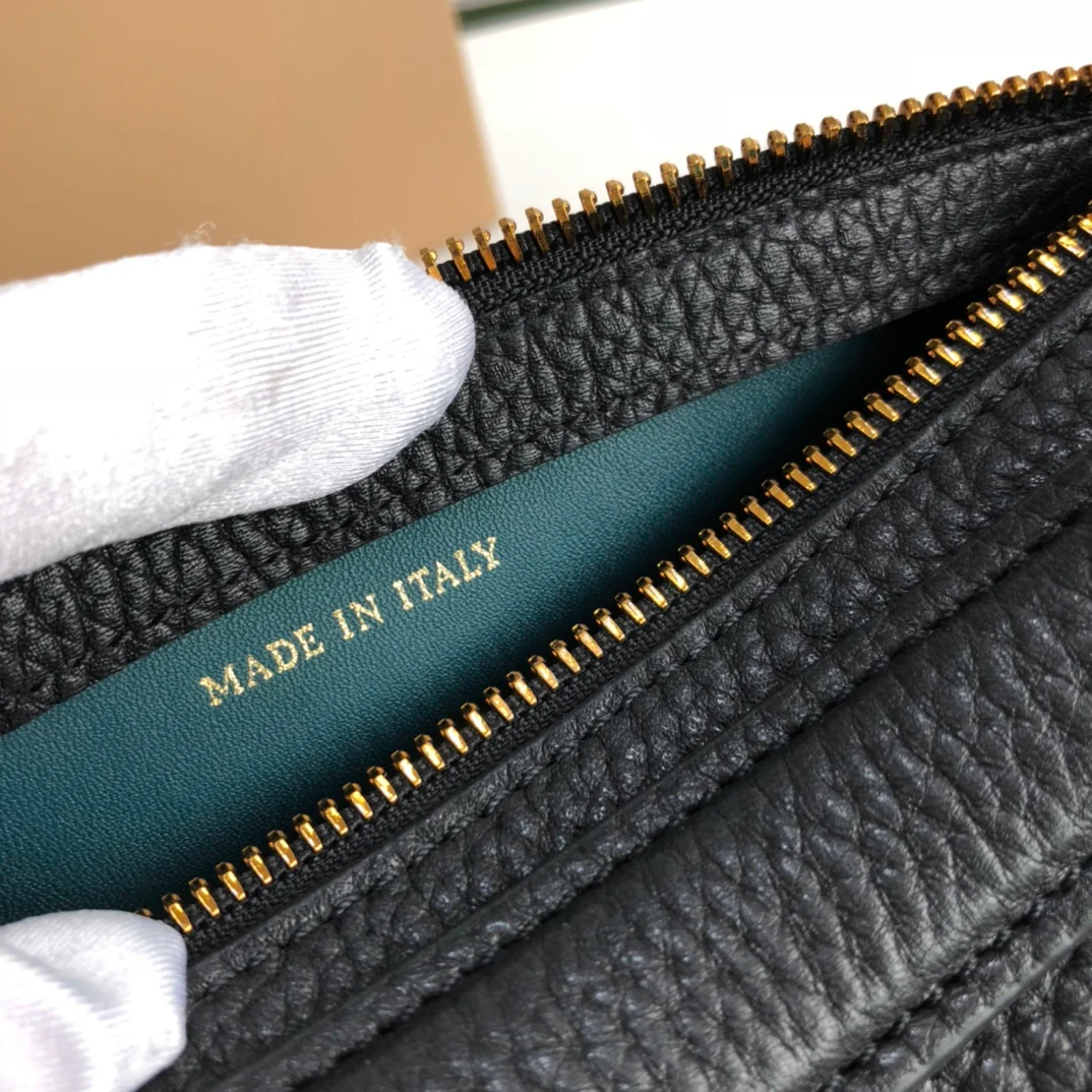 Новинка 2022 года от Burberry - Цилиндрическая сумка из телячьей кожи.