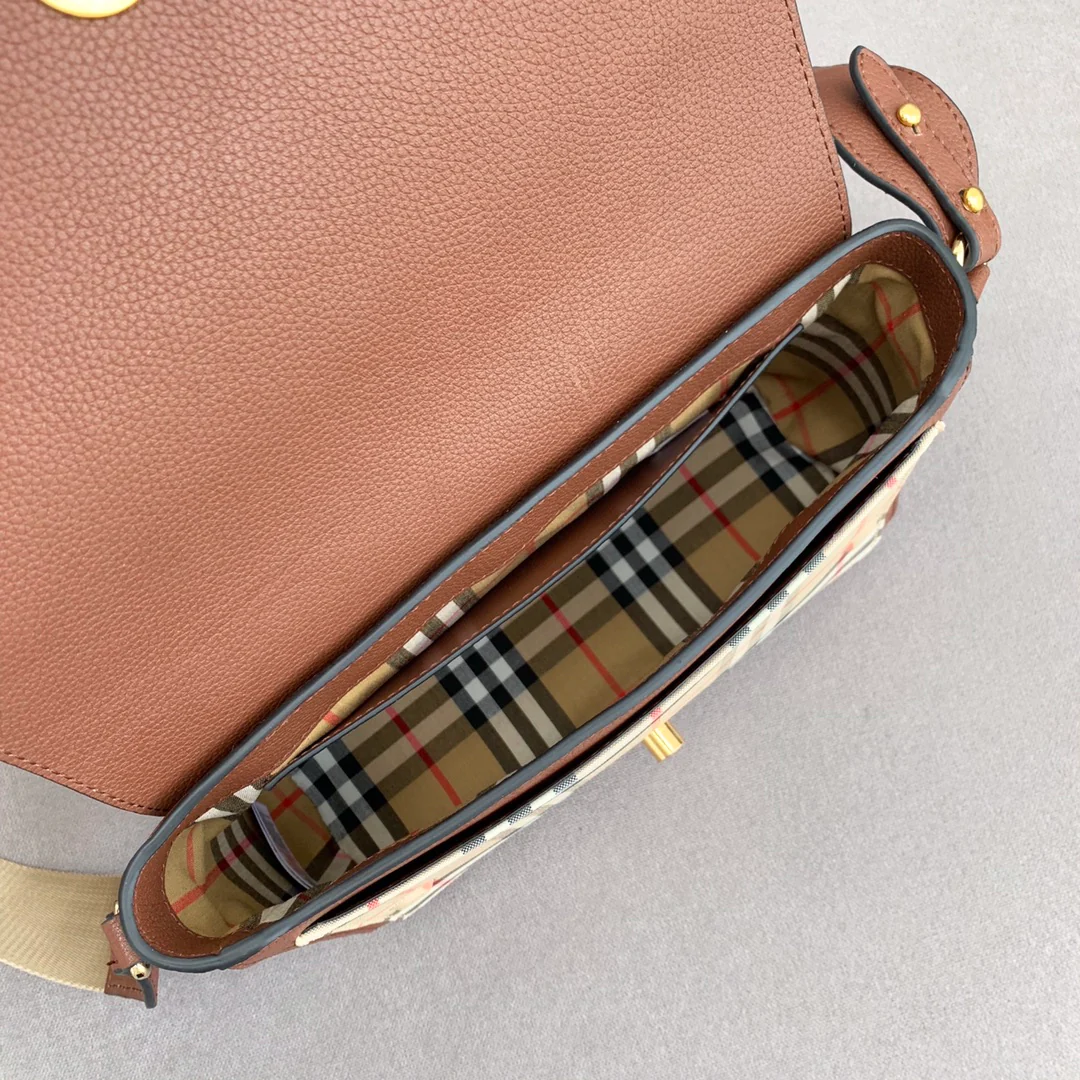 Новинка весны 2022 года от Burberry - сумка через плечо Note - коричневая.