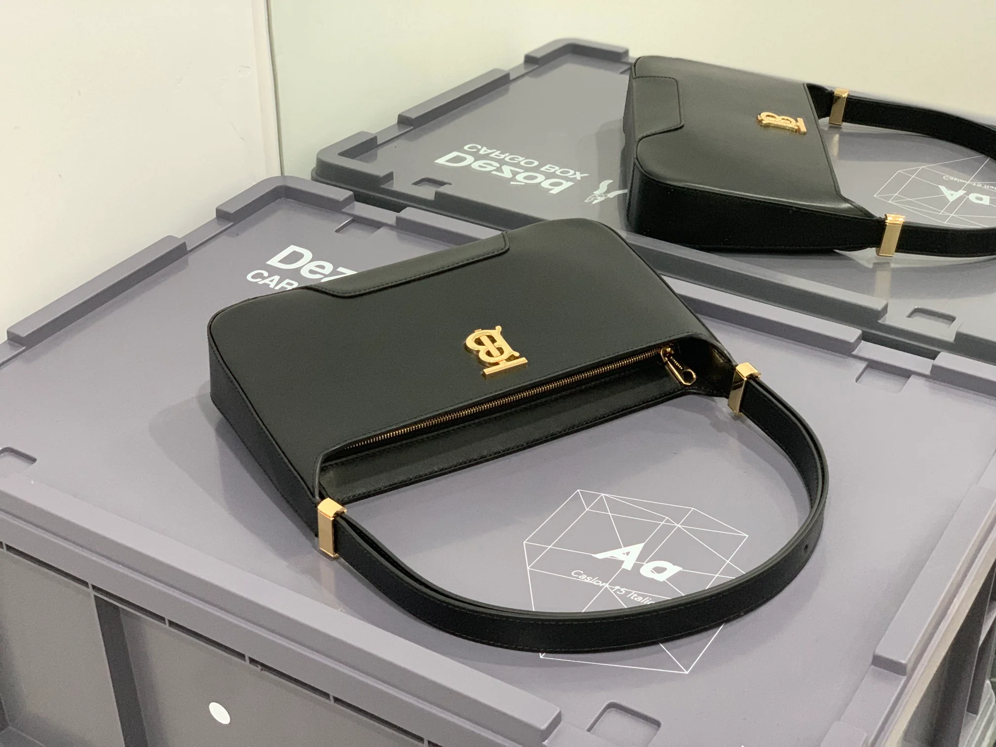 Новая сумка через плечо Burberry TB - черная.