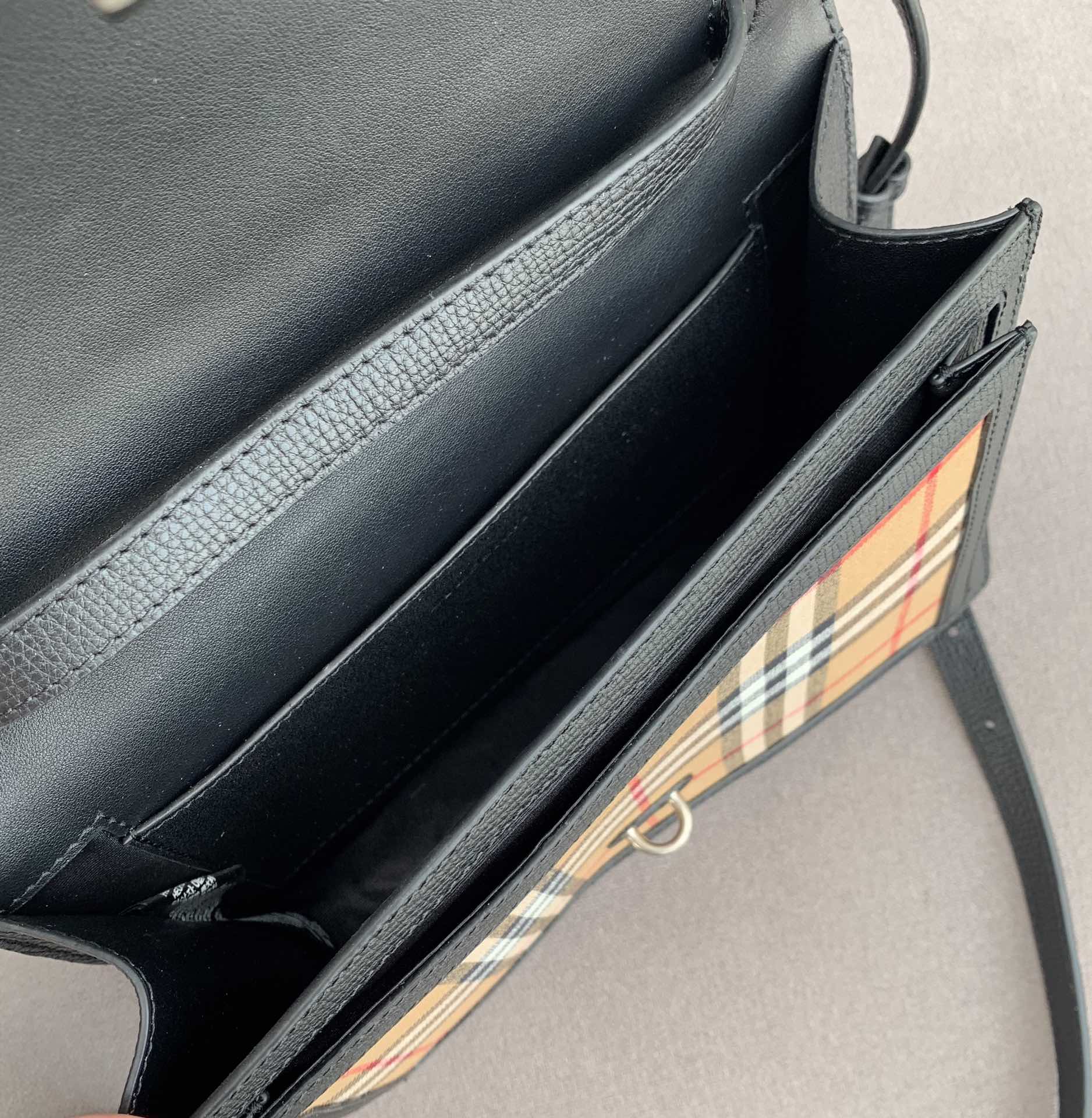 Сумка через плечо Burberry 2022 года в винтажном клетчатом стиле.