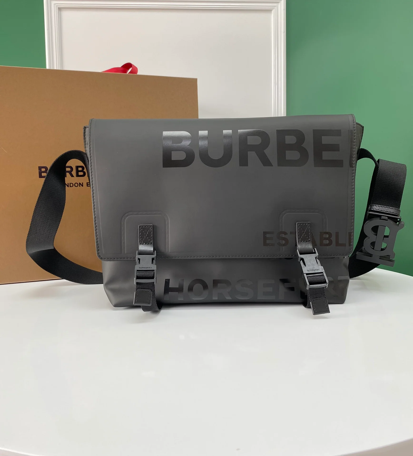 Новая вместительная сумка-мессенджер Burberry 2022 с принтом Horseferry.