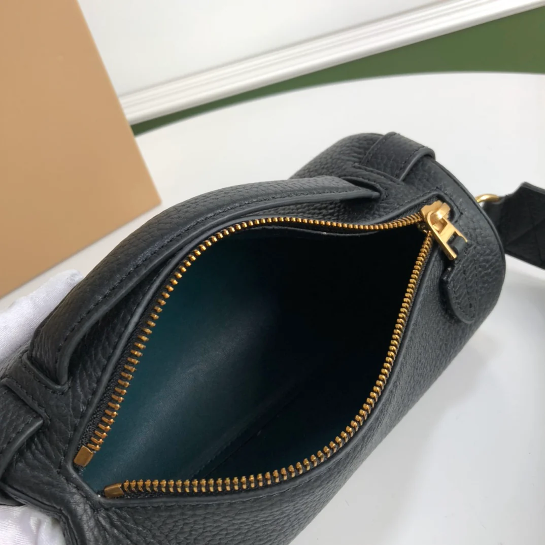 Новинка 2022 года от Burberry - Цилиндрическая сумка из телячьей кожи.