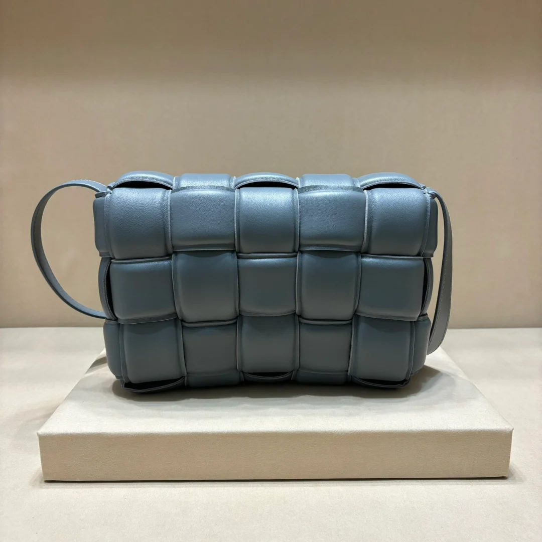 Двусторонняя плетеная сумка через плечо BV - сине-серая