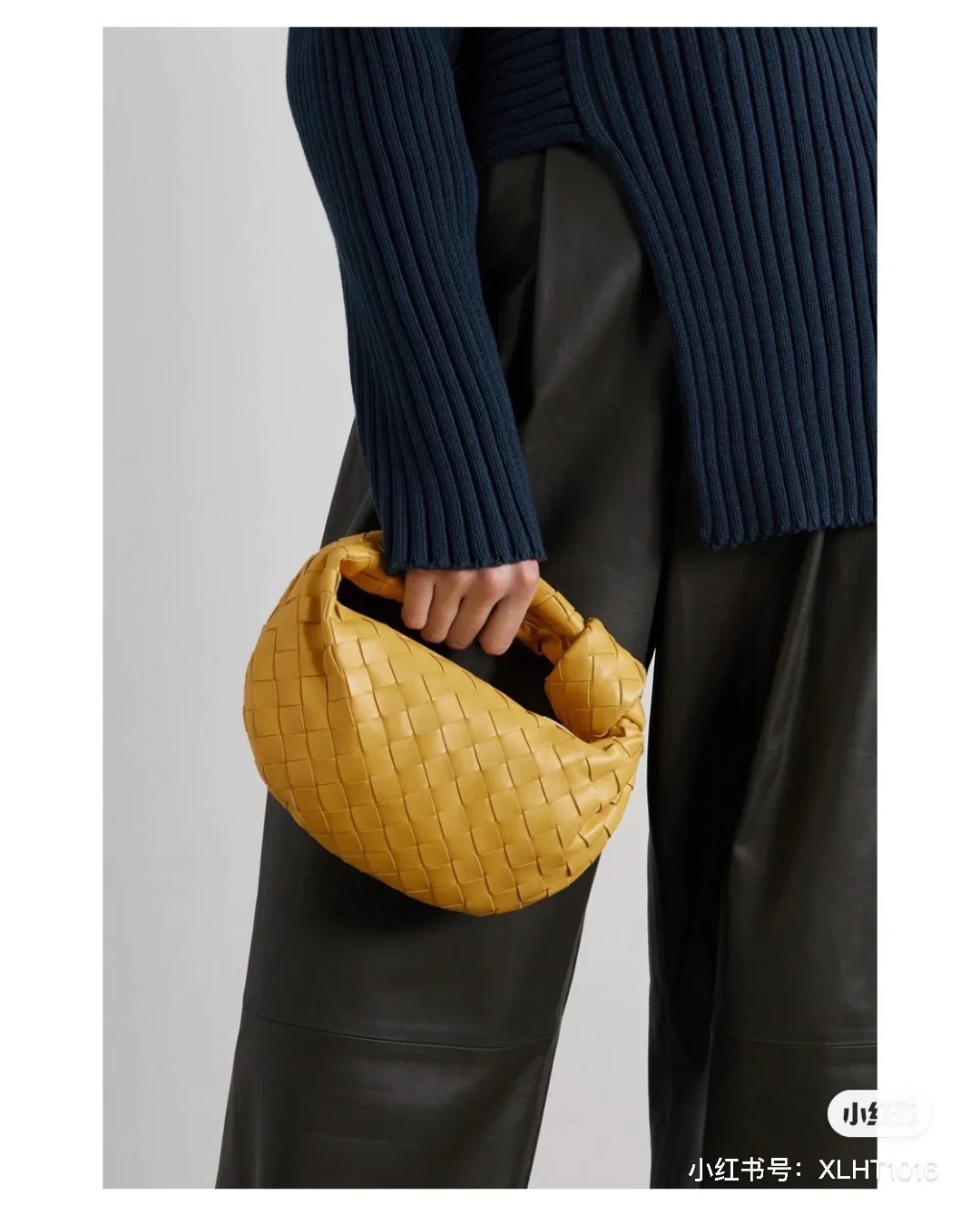 Мини-сумочка BV Mini Jodie в виде круассана — Фотографии в одежде — 3