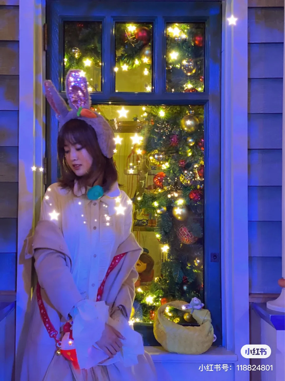 Мини-сумочка BV Mini Jodie в виде круассана — Фотографии в одежде — 3