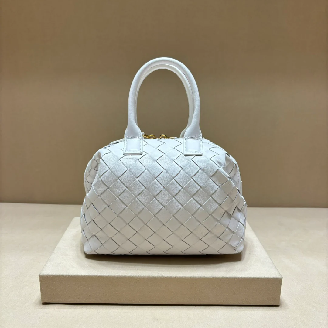 Сумка для боулинга BV Intrecciato из плетеной кожи - белая.