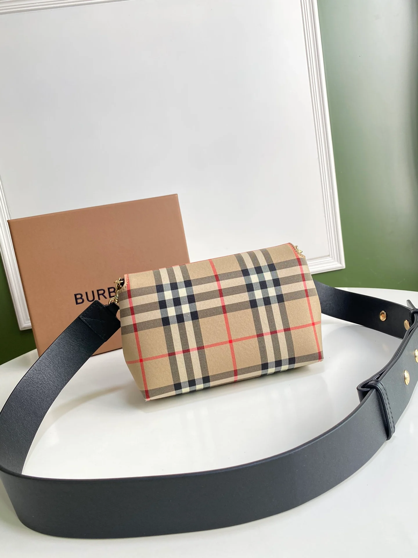 Сумка через плечо Burberry в винтажный клетчатый узор из кожи - 1 шт.