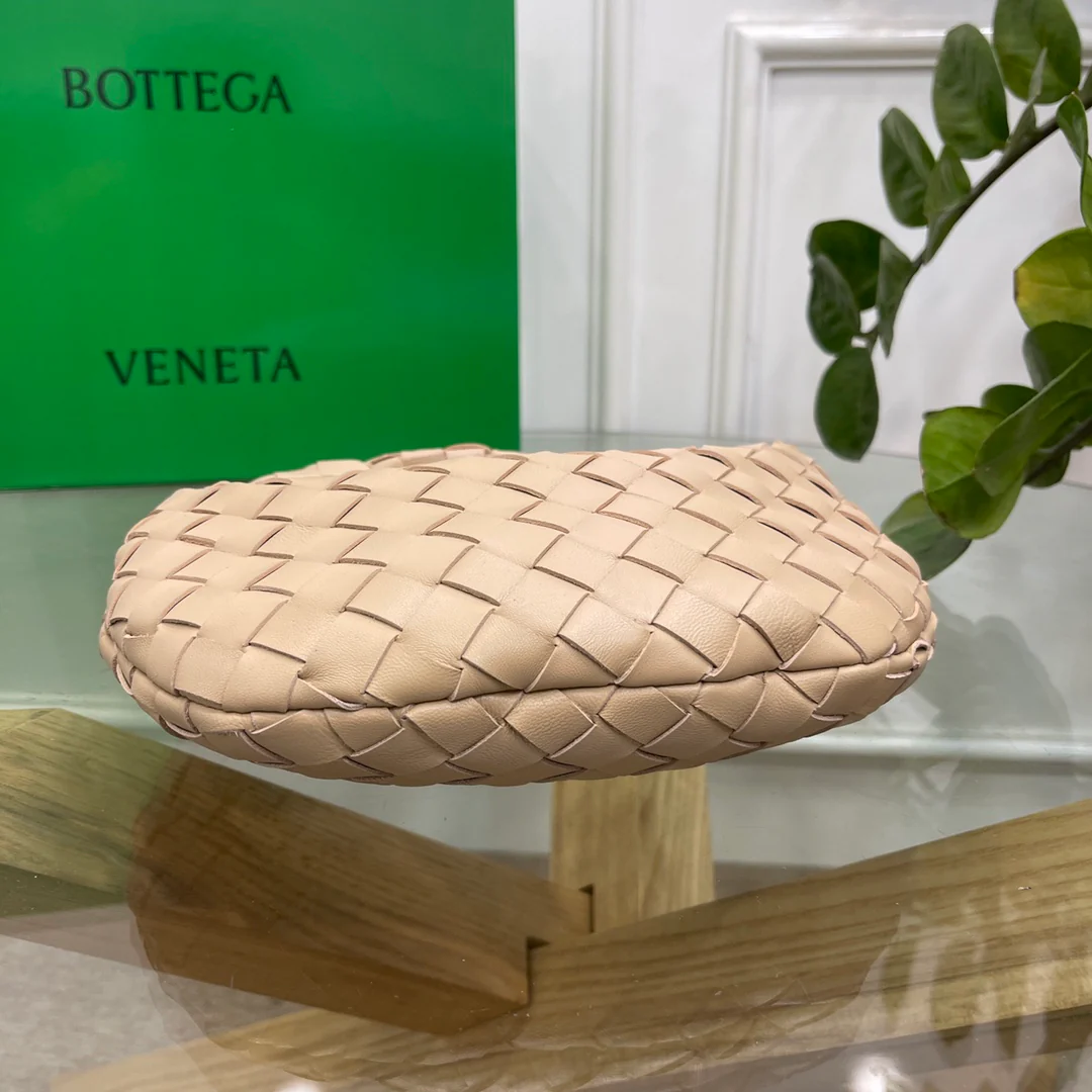 Плетеная круглая сумка-хобо BV Jodie с узлом - 27x22x3 см