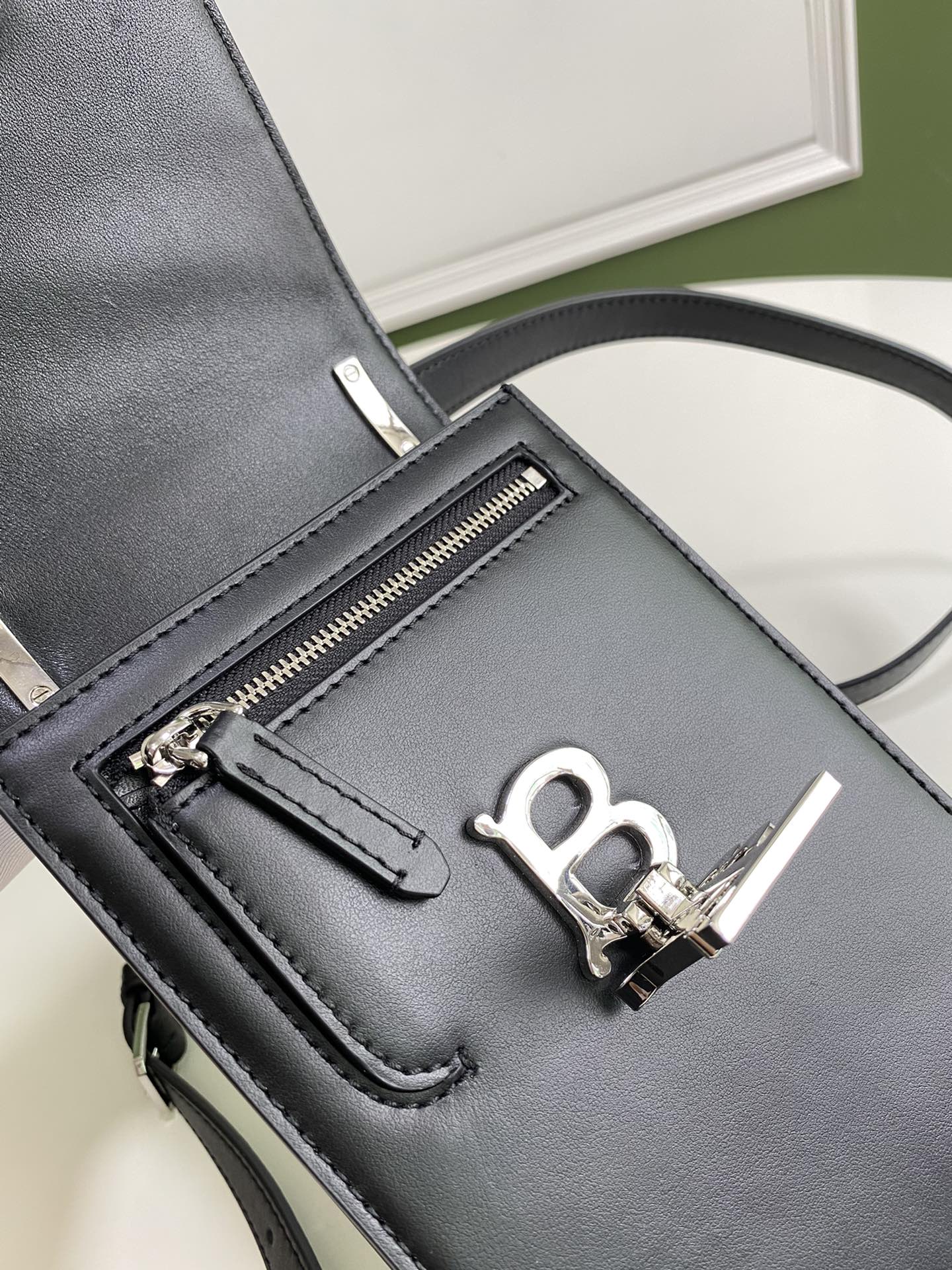 Чехол для телефона Burberry Robin — черный с серебристой фурнитурой.