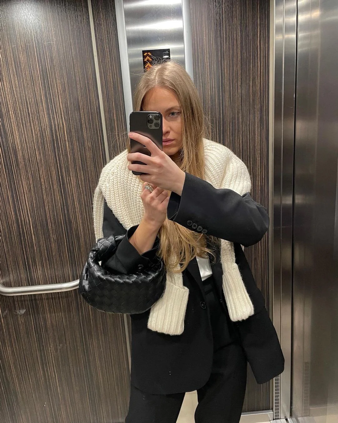 Мини-сумочка BV Mini Jodie в виде круассана — на фото — черная.