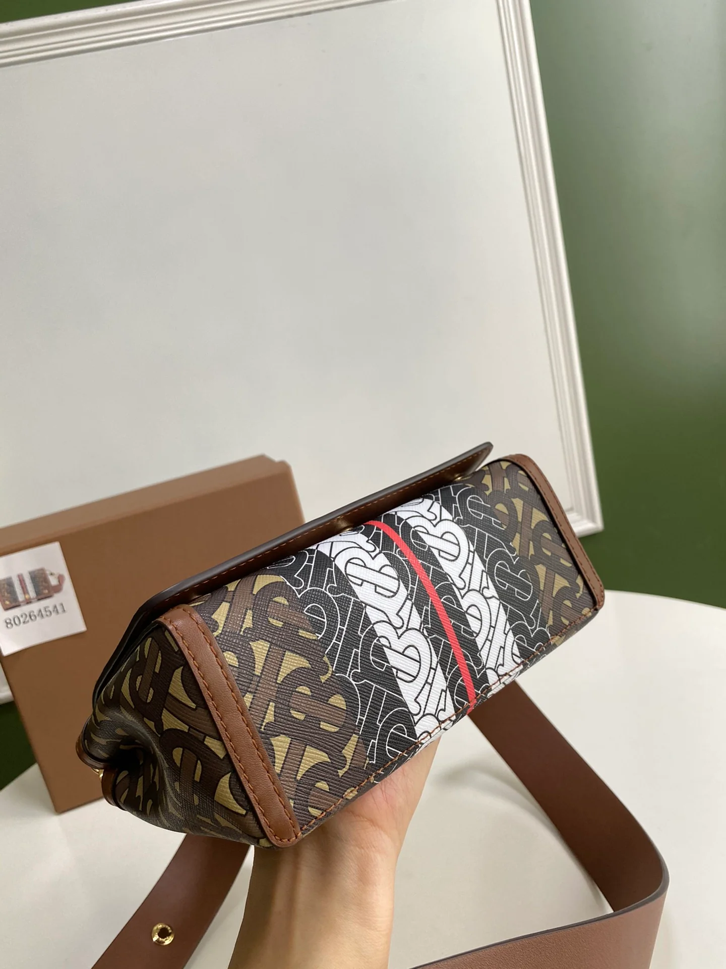 Новейшая сумка через плечо от Burberry 2020 года.