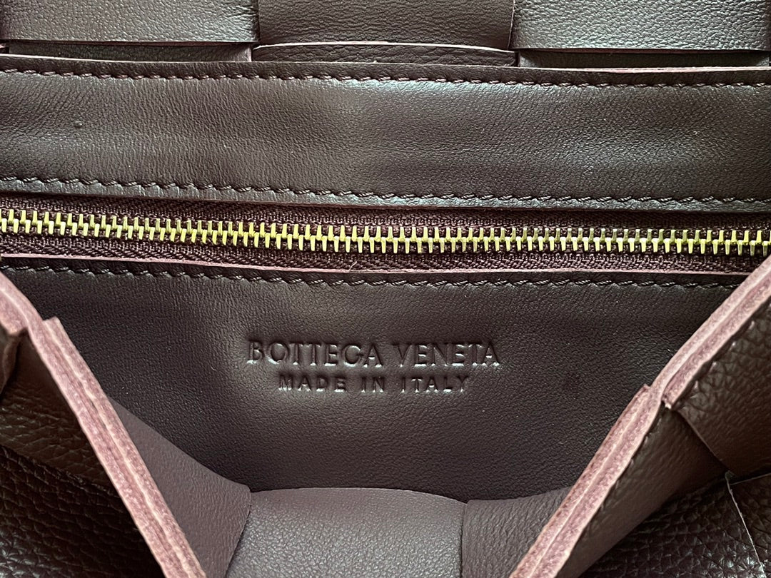 Сумка-переноска BV из плетеной кожи с зернистой текстурой, 23х15х5 см.