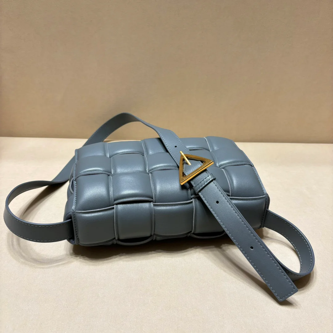 Двусторонняя плетеная сумка через плечо BV - сине-серая