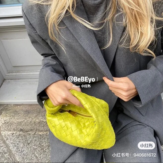 Мини-сумочка BV Mini Jodie в виде круассана — Фотографии в одежде — 2