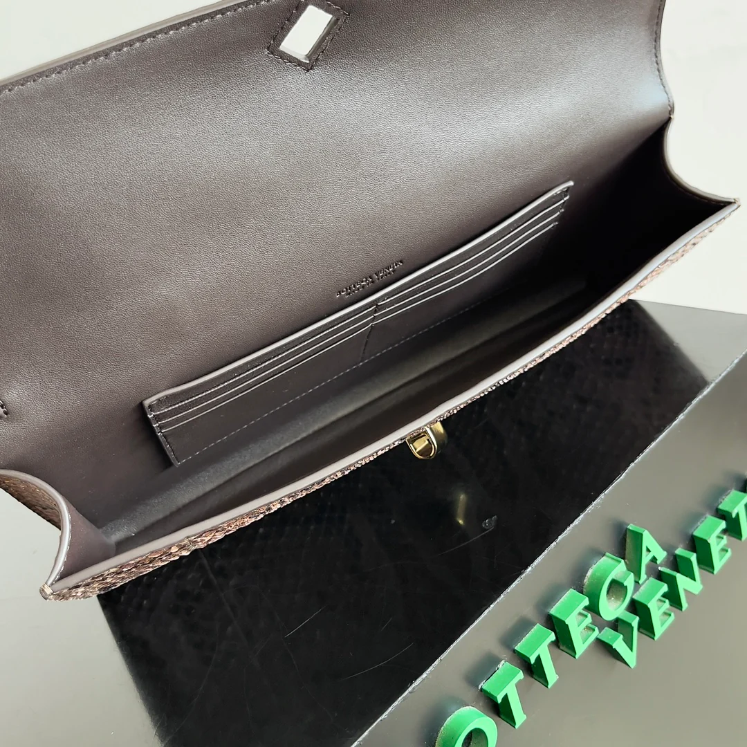 Клатч BV-andiamo-clutch-змеиная кожа