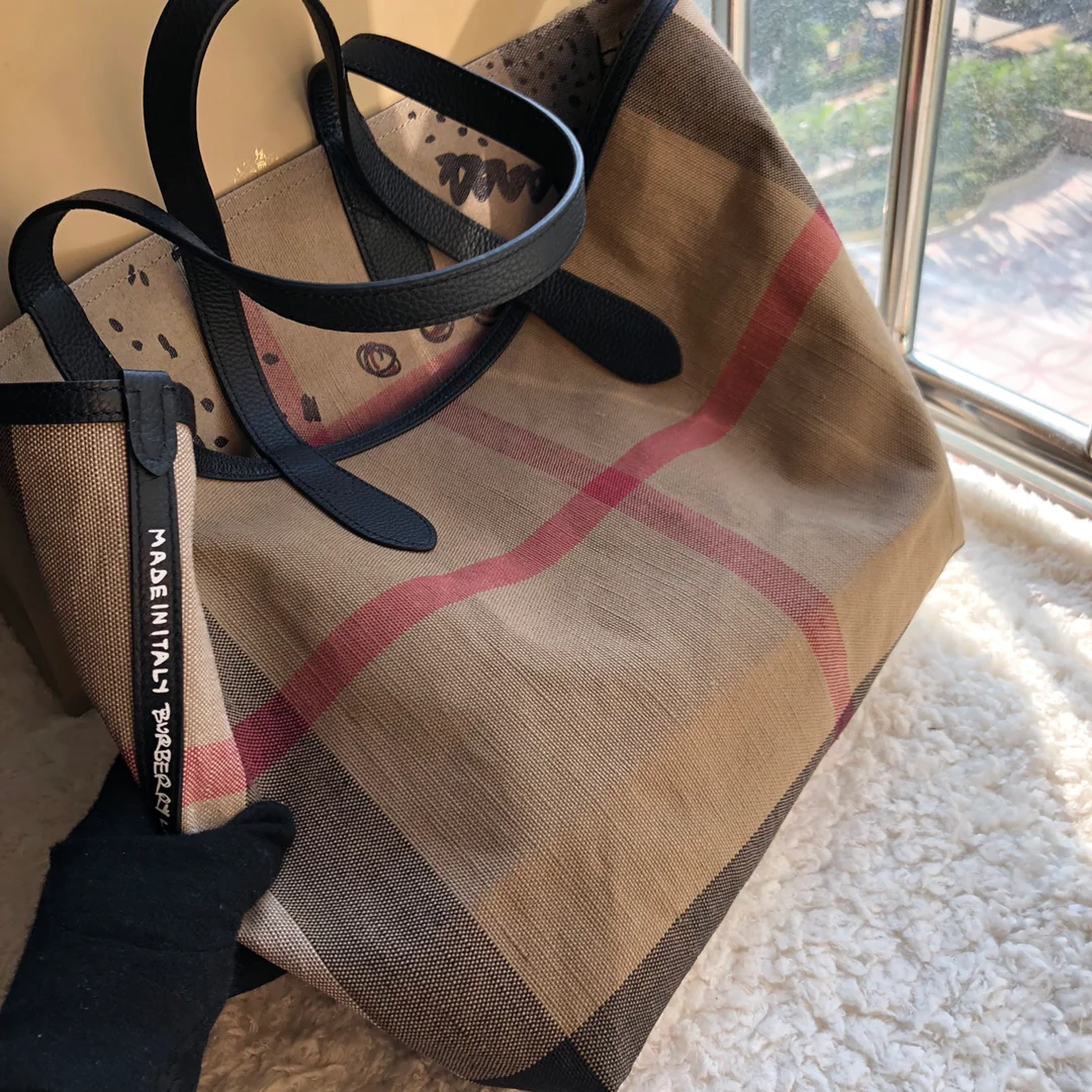 Двусторонняя сумка-тоут Burberry с принтом в стиле кэжуал и граффити.