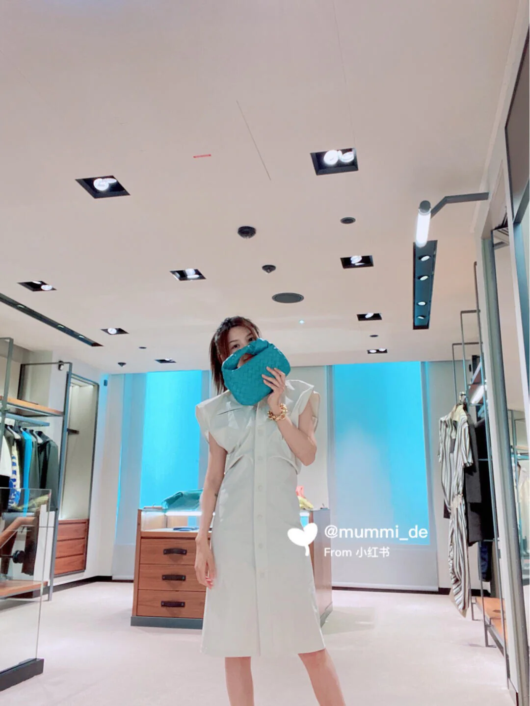 Мини-сумочка BV Mini Jodie в виде круассана — на фото.