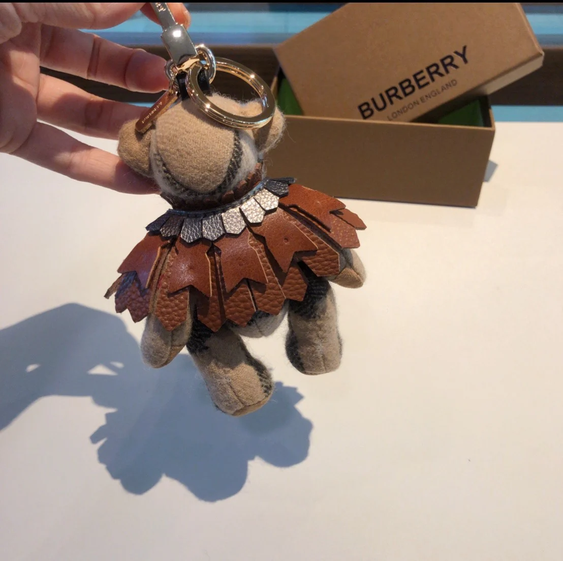 Burberry - Подвеска в виде медведя в виде тренча