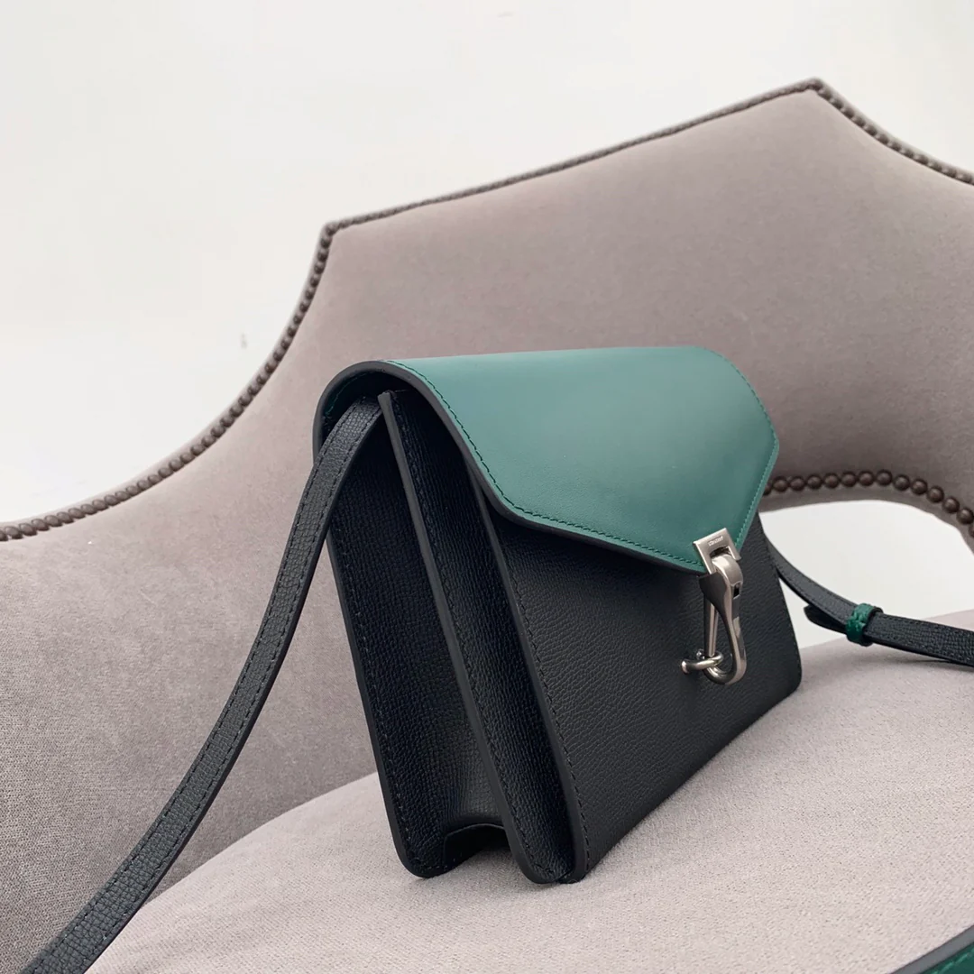 Новинка 2022 года от Burberry - Сумка через плечо с дизайном в стиле колор-блок.