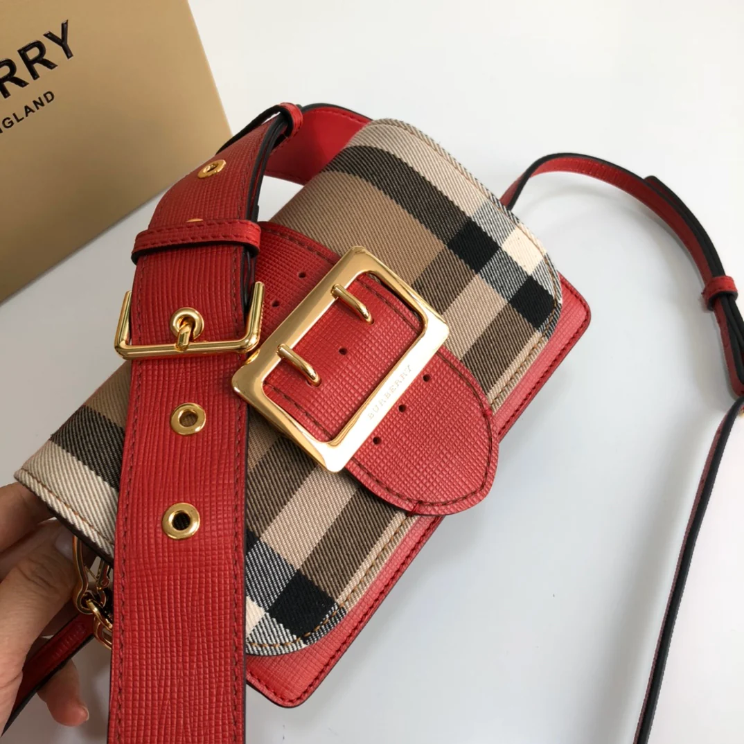 Сумка Burberry The Kuckle Bag - красная