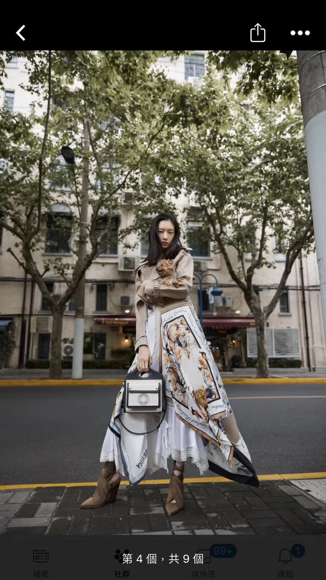 Холщовая сумка-тоут Burberry — черная — на фото в одежде.