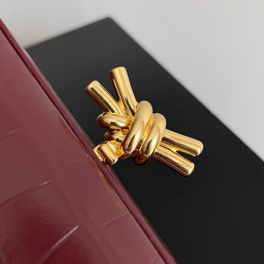 Вечерняя сумочка BV с рисунком под крокодиловую кожу - красная