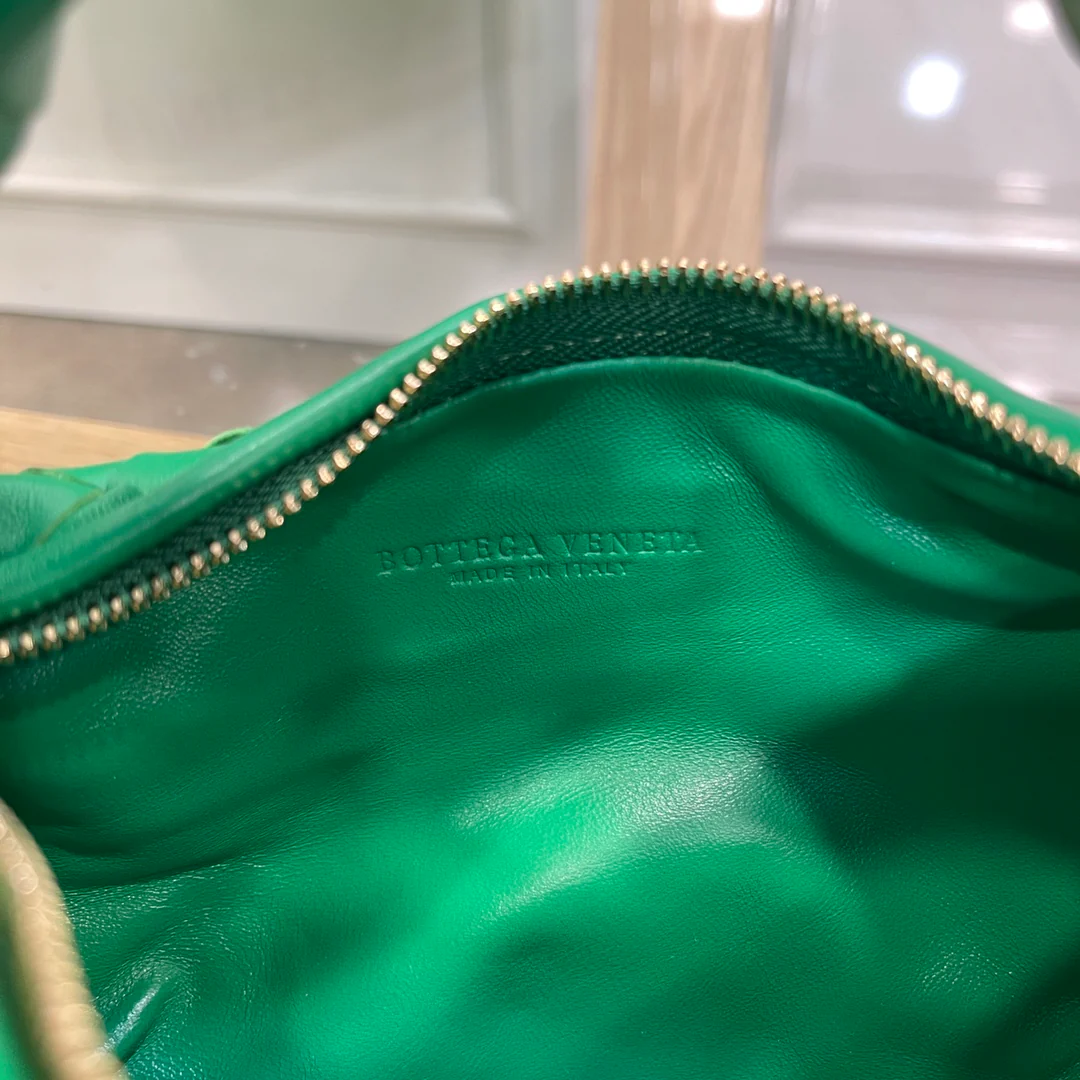 Круглая плетеная сумка-хобо BV Jodie с узлом - 27x22x3 см - 1 шт.