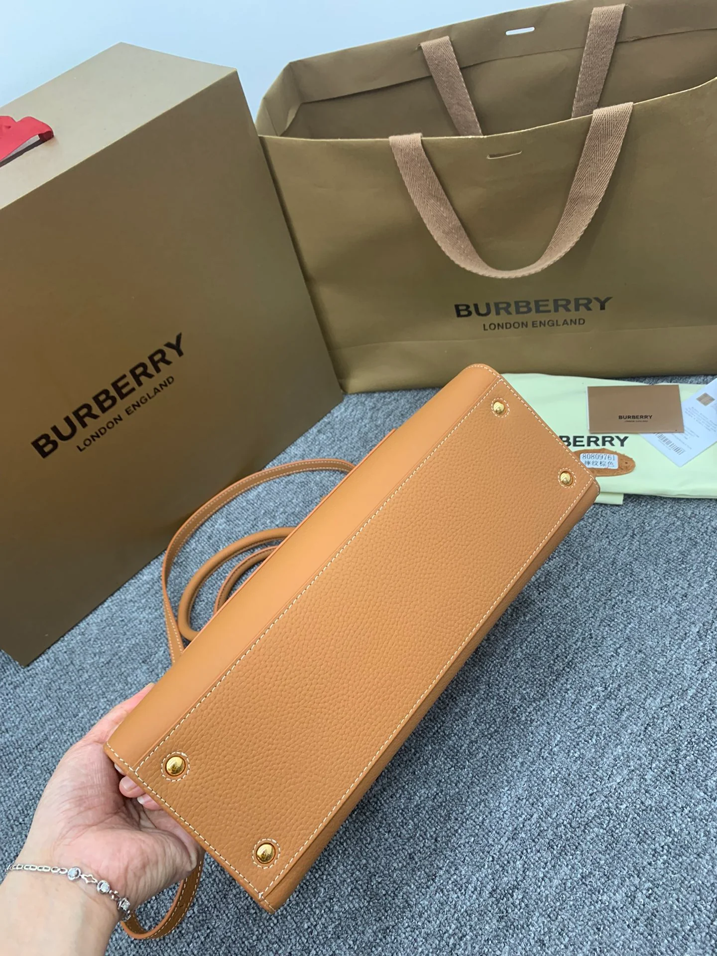 Сумка-тоут Burberry Frances из зернистой кожи, коричневая, 32 см.