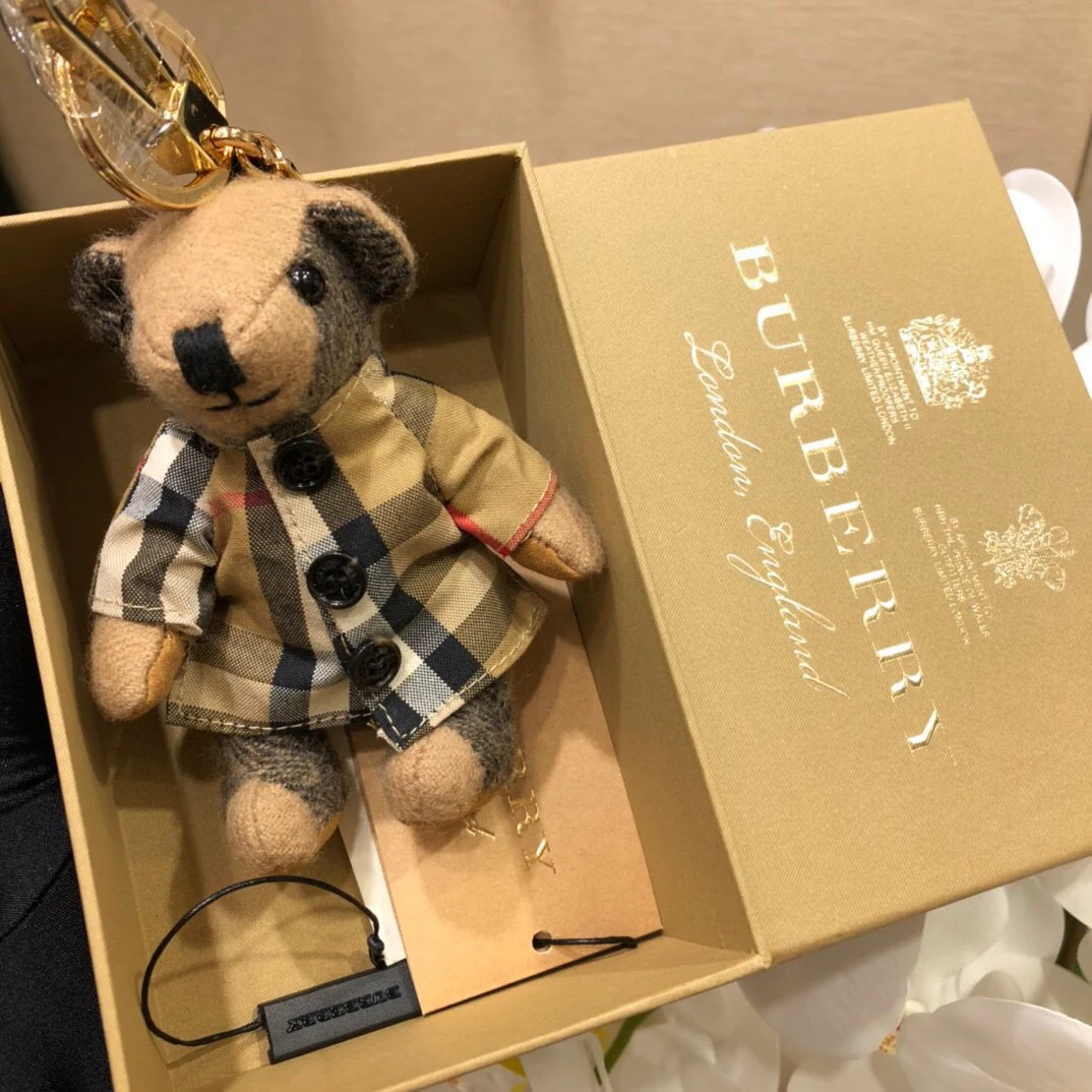 Классический клетчатый топ Burberry с подвеской в ??виде медведя