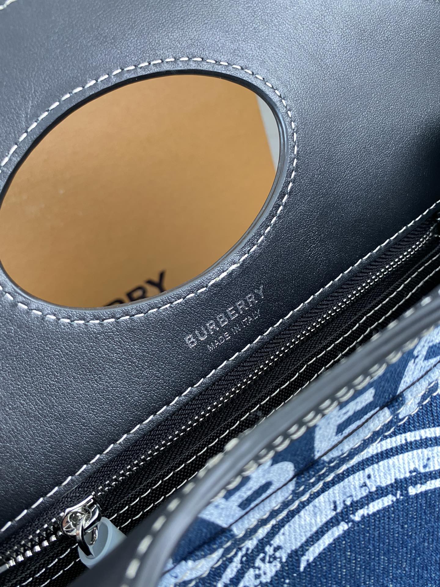 Burberry — Джинсовая ткань — Кожа с прострочкой — Большая сумка